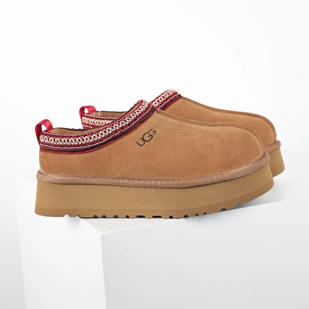 Pick up locally 💰460 The core recommendation is good price E4 UGG Tats series thick model Muller style toe-cap 5CM half slippers Ethnic style autumn and winter snow boots High-quality sheepskin fleece insulation and heat lock Made of TPU molded suede upper material Built-in artificial curly wool plush lining and 10mm UGGPURE™ implanted wool lining and removable UGGPURE™ implanted wool insole Lightweight, non-slip and comfortable rubber outsole with brand logo and trademark. Comes with complete packaging. Size: 35 36 37 38 39 40. It is recommended to choose one size larger.